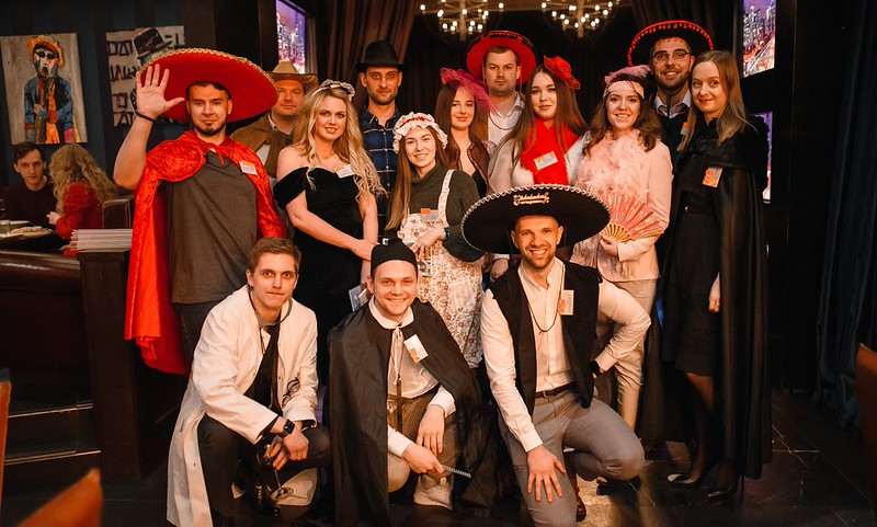 Корпоратив на Новый год в Белгороде — празднично украшенный банкетный зал