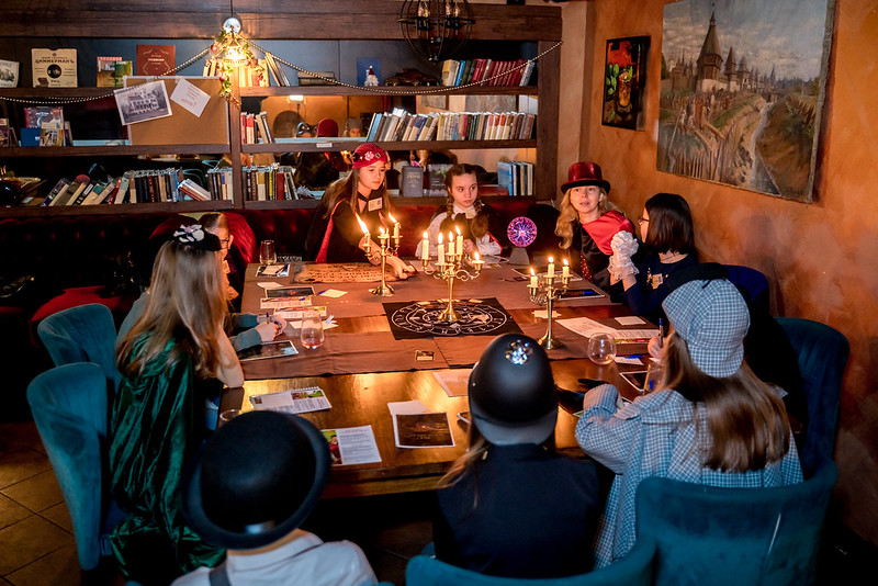 Дети разгадывают загадки в семейном квесте Хэллоуина в Belgorod