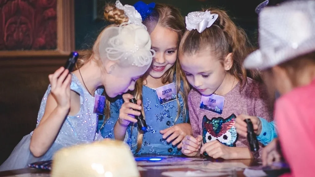 Квест на 8 марта в школе «Дом с привидениями»: подружки вооружились фонариками и обнаружили невидимые улики.