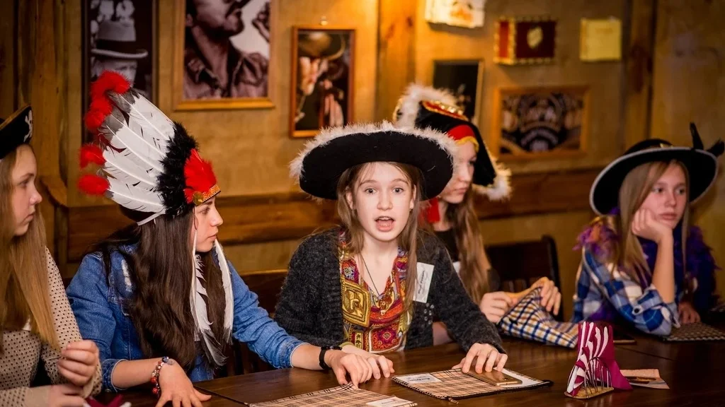 Квест на 8 марта в школе «Завещание Флинта»: дерзкая пиратка пытается обхитрить наивных индейцев.