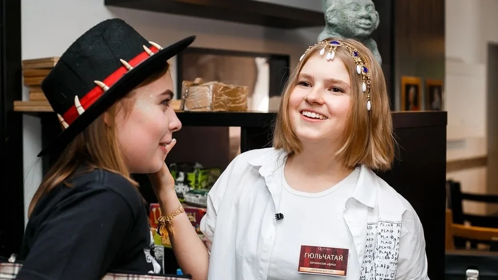 Квест на 8 марта в школе «Ночь в музее»: восточная красавица знает точно, кто властелин мира.